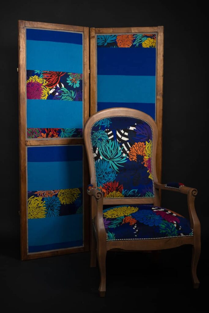 Fauteuil et paravent tissu bleu et montant en bois sur fond noir